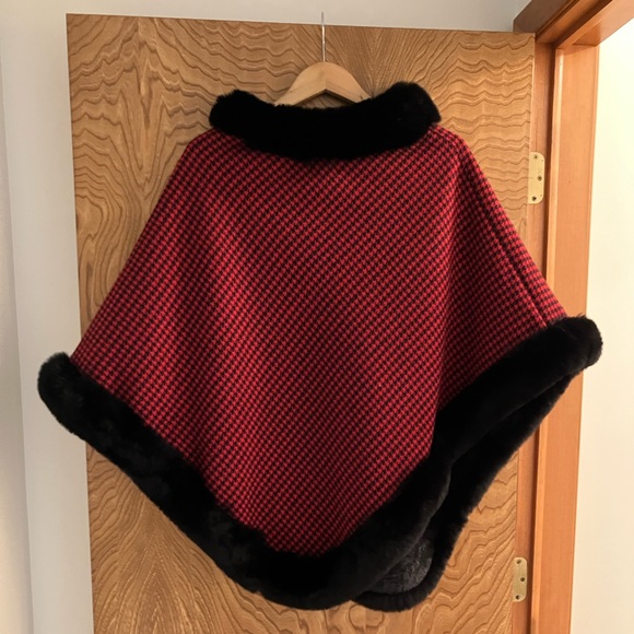 ❤️ Ladies Faux Fur Trimmed Poncho O/S - Picture 3 of 9